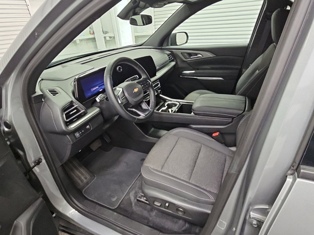 Certified 2026 Chevrolet Traverse LT FWD image 11