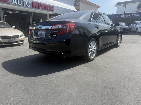Used 2013 Toyota Camry XLE w/ Leather Pkg FWD image 4