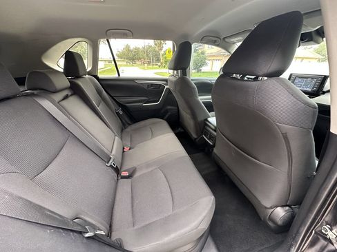 Used 2019 Toyota RAV4 LE AWD/4WD image 11