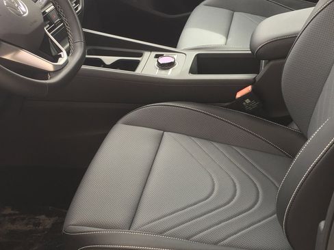 New 2026 Volkswagen Tiguan SE image 9