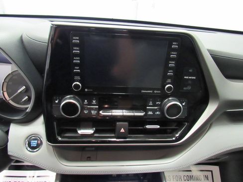 Used 2022 Toyota Highlander XLE AWD/4WD image 36