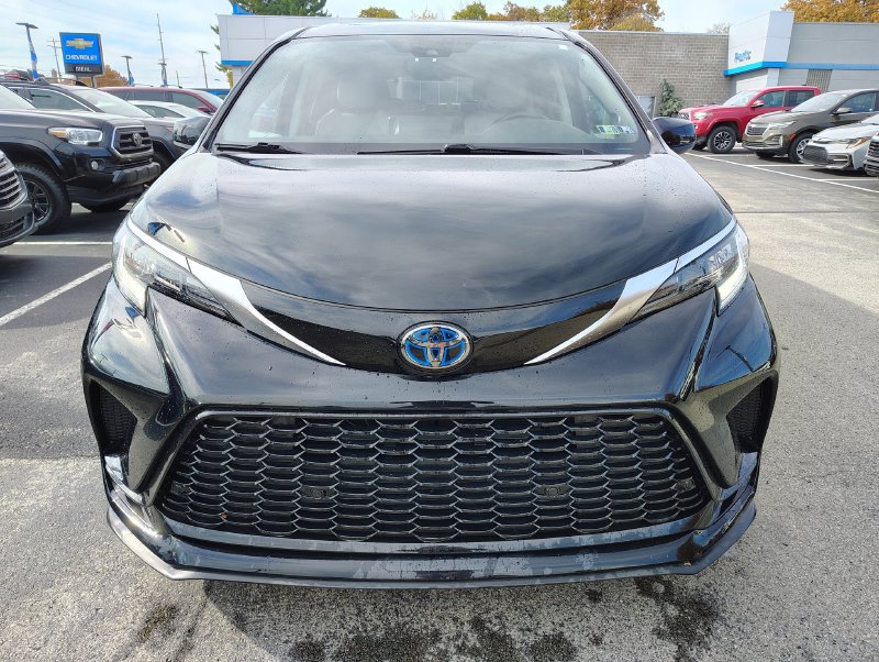 Used 2022 Toyota Sienna XSE w/ XSE Plus Package AWD/4WD image 2