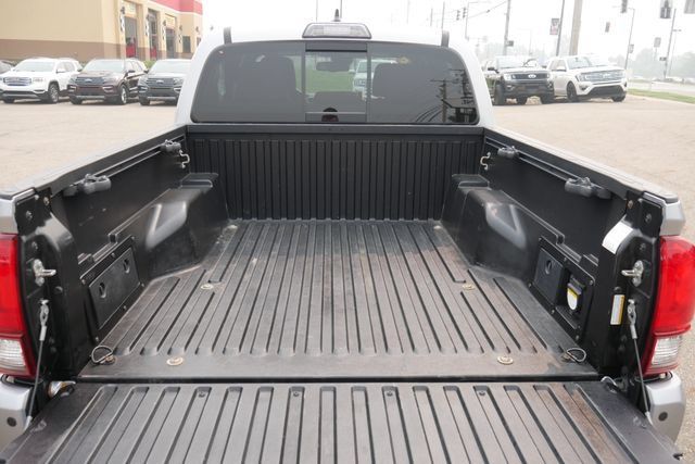 Used 2018 Toyota Tacoma TRD Off-Road w/ Technology Package AWD/4WD image 10