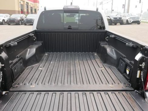 Used 2018 Toyota Tacoma TRD Off-Road w/ Technology Package AWD/4WD image 10