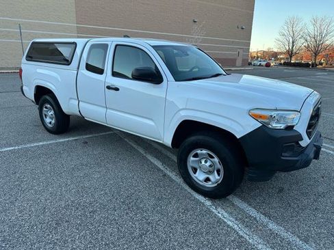 Used 2018 Toyota Tacoma SR image 27