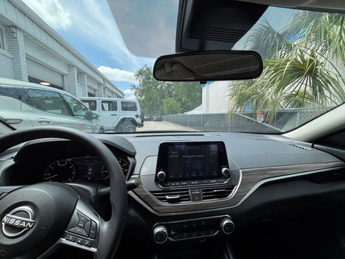 Used 2025 Nissan Altima 2.5 SV FWD image 33