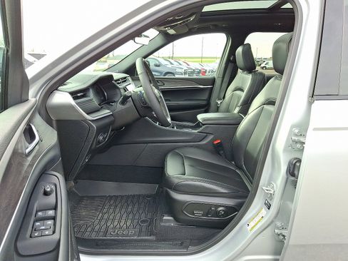 New 2025 Jeep Grand Cherokee L Limited w/ Black Appearance Package image 16