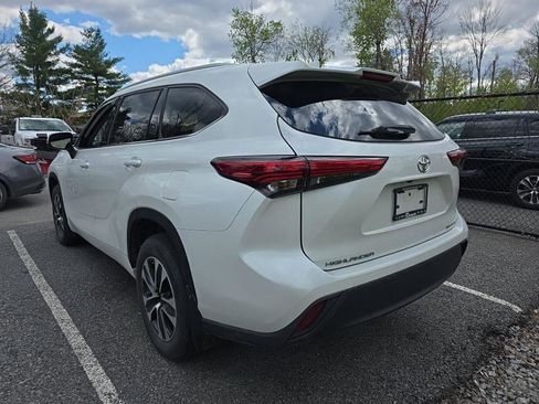 Used 2022 Toyota Highlander XLE AWD/4WD image 4