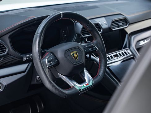 Used 2022 Lamborghini Urus image 31