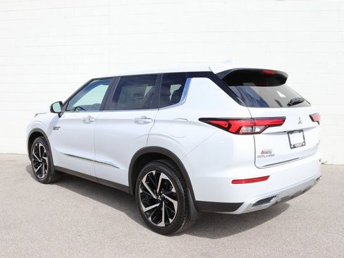 New 2025 Mitsubishi Outlander SE image 2