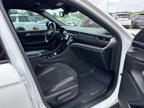 Used 2023 Jeep Grand Cherokee Altitude AWD/4WD image 17