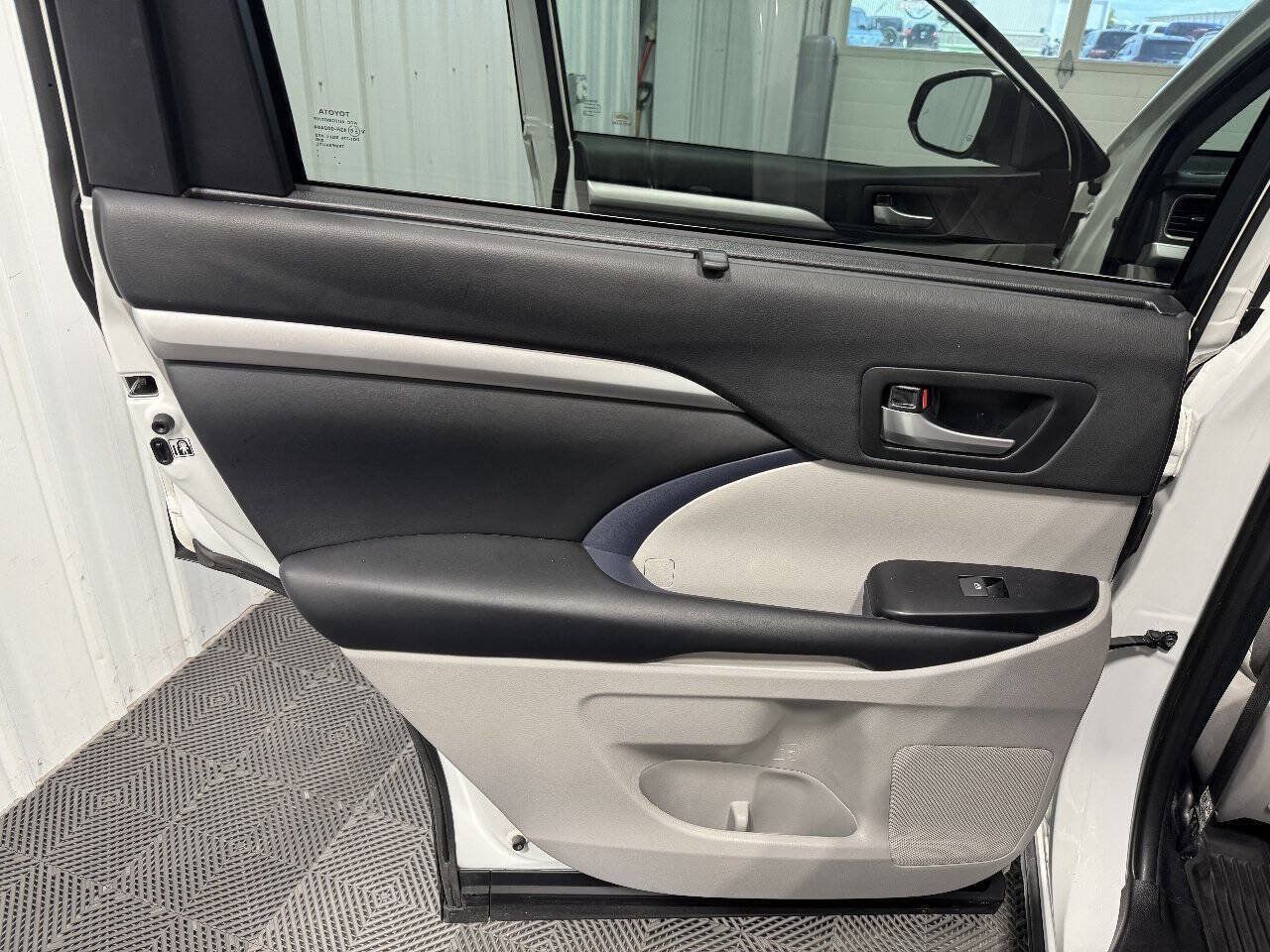 Used 2019 Toyota Highlander XLE AWD/4WD image 13