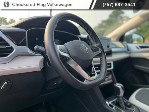 Certified 2025 Volkswagen Taos SE FWD image 17