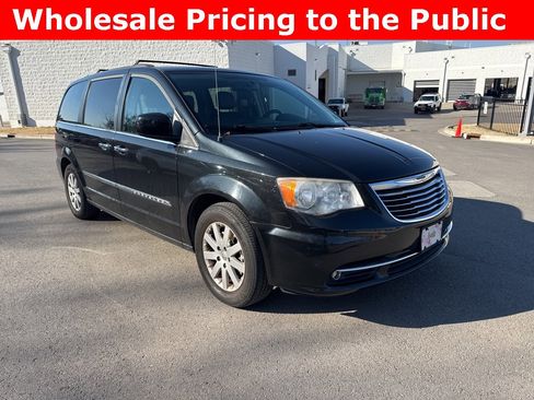 Used 2014 Chrysler Town & Country Touring w/ Driver Convenience Group image 2