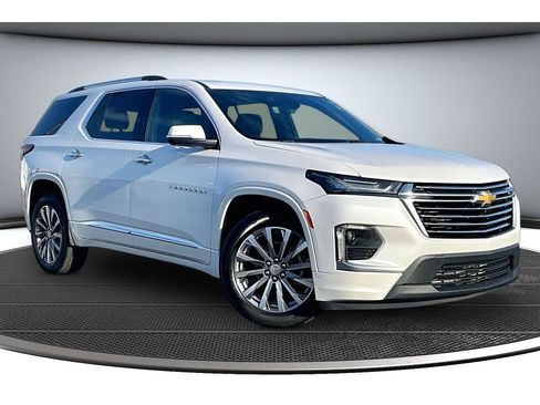 Used 2023 Chevrolet Traverse Premier image 2