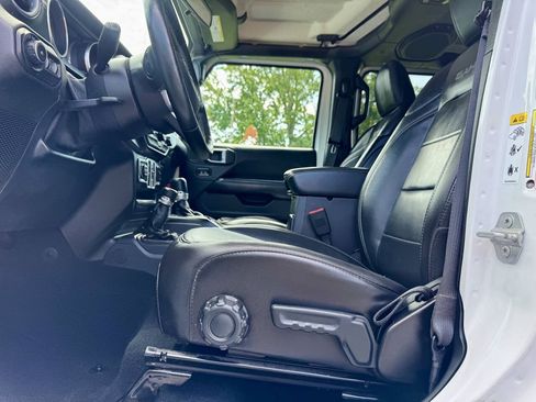 Used 2018 Jeep Wrangler Unlimited Sahara w/ Dual Top Group AWD/4WD image 15