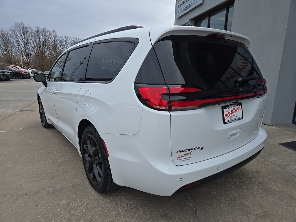New 2026 Chrysler Pacifica Select w/ S Appearance Package FWD image 9