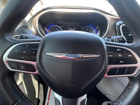 Used 2018 Chrysler Pacifica Touring-L FWD image 10