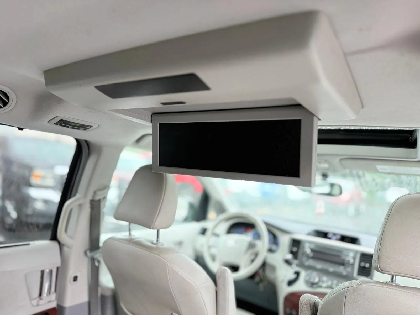 Used 2011 Toyota Sienna XLE w/ Entertainment Pkg FWD image 28