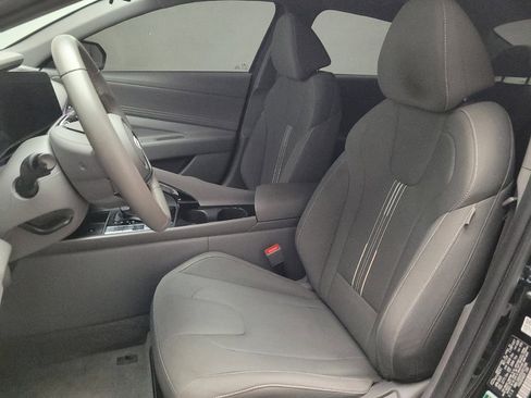 Used 2025 Hyundai Elantra SEL FWD image 17