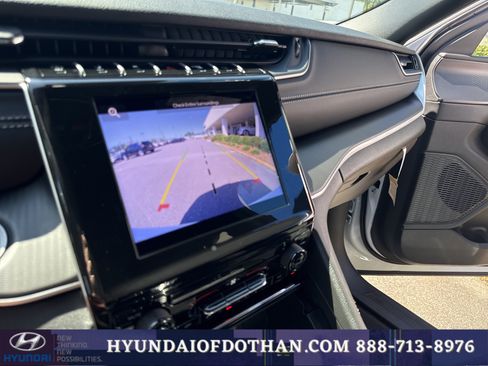 Used 2025 Jeep Grand Cherokee Laredo RWD image 9