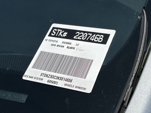 Used 2019 Toyota Sienna LE w/ Carpet Mat Package FWD image 10