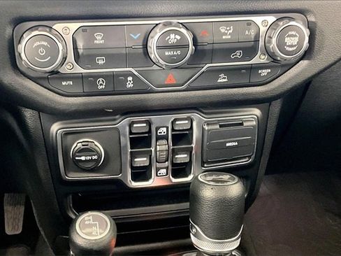 Used 2025 Jeep Wrangler Sport image 9