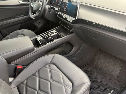 Used 2024 Volkswagen Atlas Cross Sport SE w/ Panoramic Sunroof Package image 16