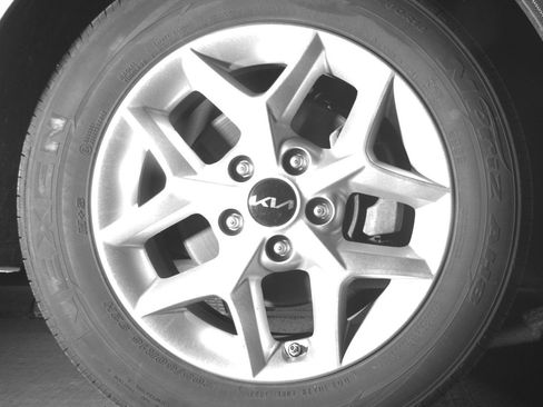 Used 2025 Kia Soul LX w/ LX Technology Package FWD image 13