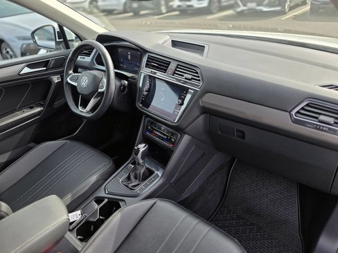 Used 2023 Volkswagen Tiguan SE FWD image 9