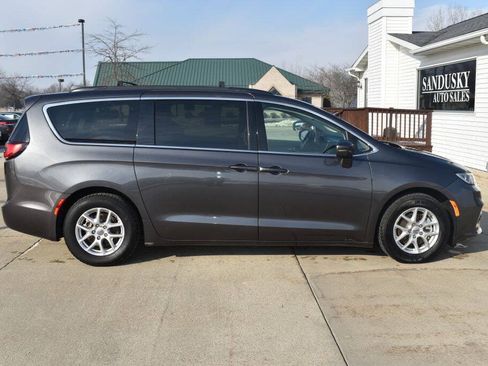 Used 2022 Chrysler Pacifica Touring-L FWD image 2
