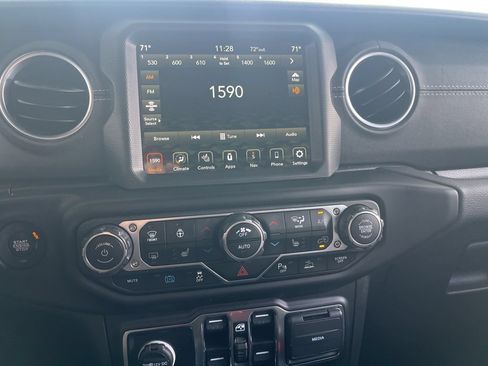 Used 2022 Jeep Wrangler Unlimited Sahara w/ Cold Weather Group AWD/4WD image 25