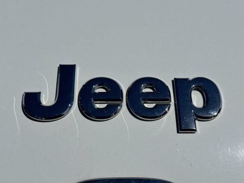 Used 2017 Jeep Cherokee Latitude w/ Cold Weather Group AWD/4WD image 29
