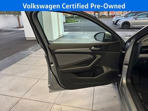 Certified 2025 Volkswagen Jetta SE w/ Sunroof Package image 14
