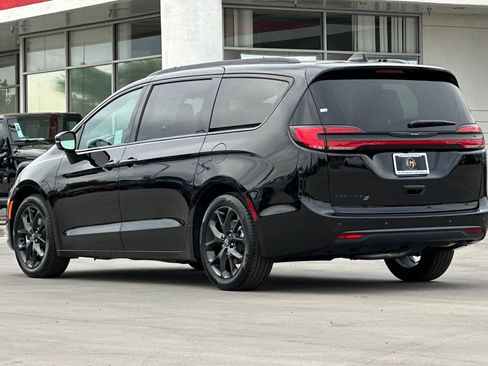 New 2026 Chrysler Pacifica Select FWD image 4