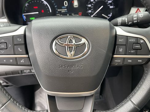 Certified 2025 Toyota Sienna XLE FWD image 21