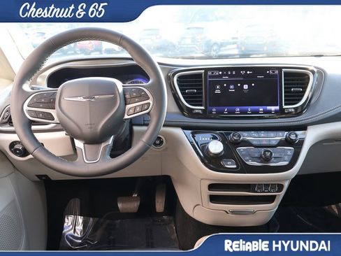 Used 2023 Chrysler Pacifica Touring-L AWD/4WD image 18