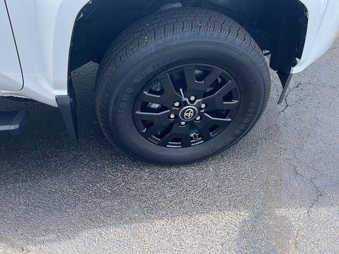 Used 2025 Toyota Tacoma SR5 w/ SR5 Upgrade Package image 31