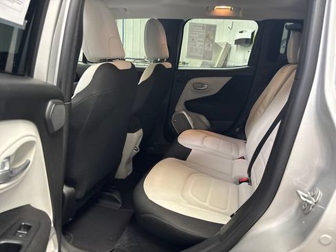 Used 2018 Jeep Renegade Latitude AWD/4WD image 23