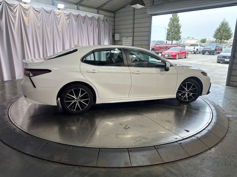 Used 2022 Toyota Camry SE FWD image 4