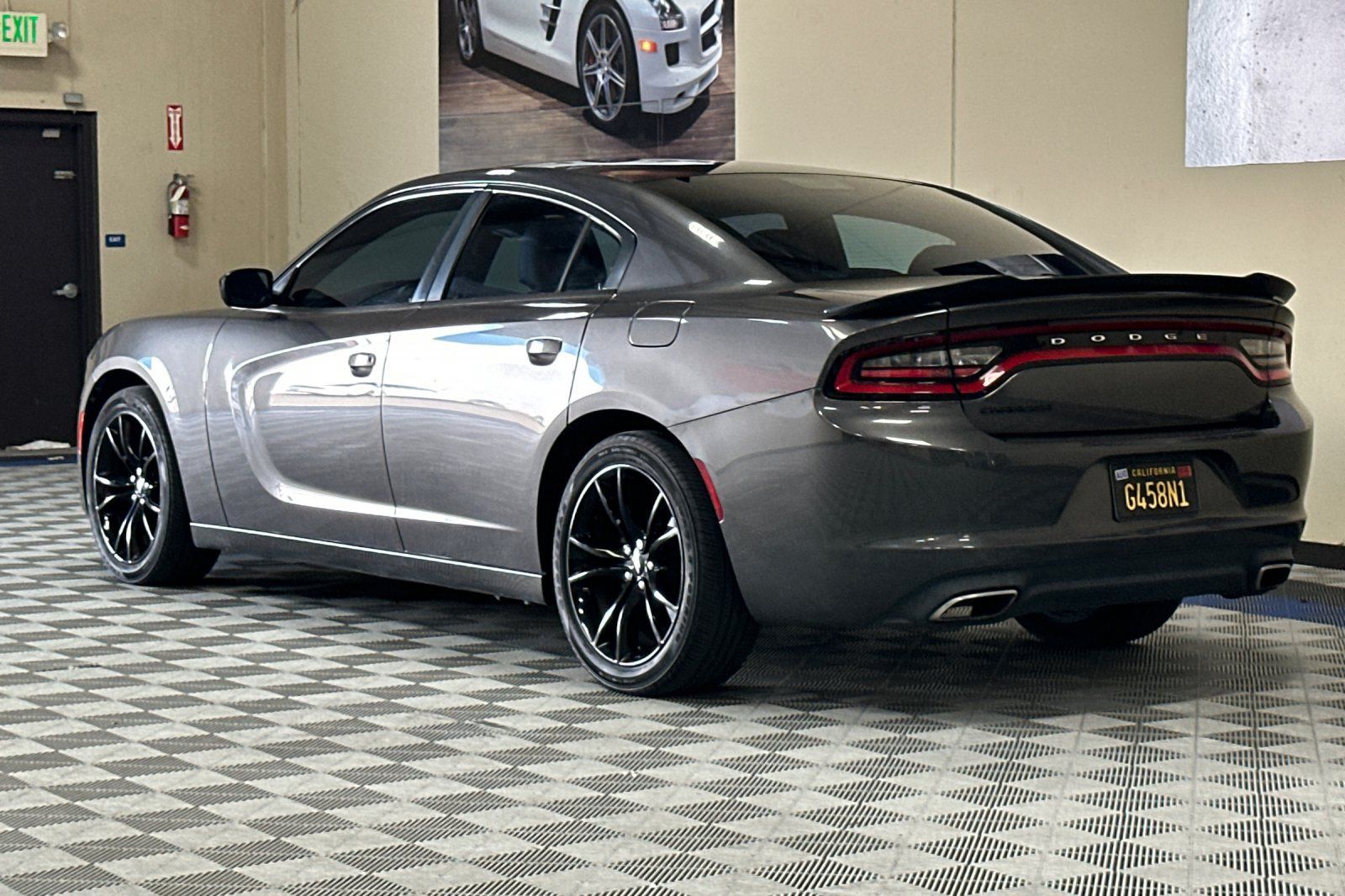 Used 2017 Dodge Charger SE w/ Blacktop Package RWD image 6