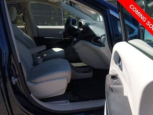 Used 2018 Chrysler Pacifica Touring Plus FWD image 5