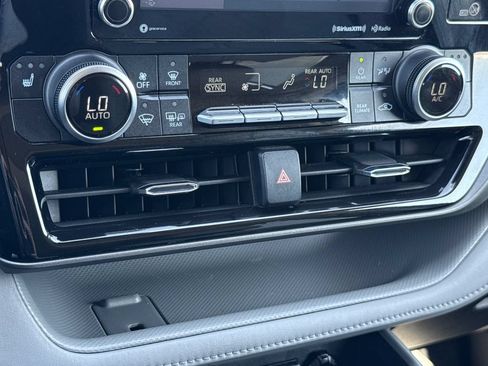 Used 2021 Toyota Highlander XLE FWD image 22