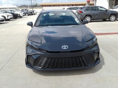 Used 2025 Toyota Camry SE w/ Convenience Package image 2