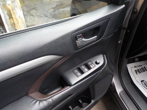 Used 2016 Toyota Highlander XLE AWD/4WD image 9