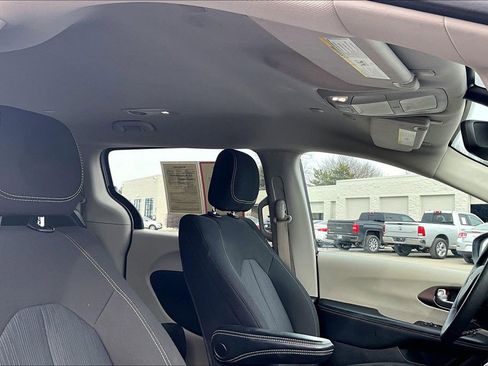 Used 2023 Chrysler Voyager LX image 23