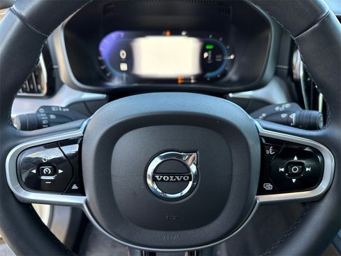 Used 2022 Volvo XC60 T8 R-Design image 9