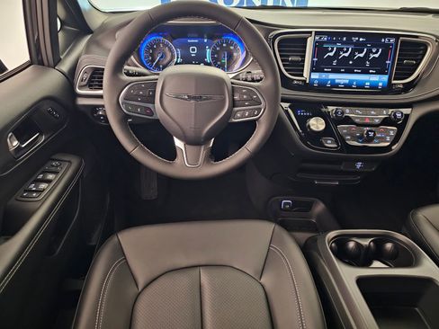 New 2026 Chrysler Pacifica Select AWD/4WD image 15