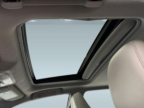 Used 2012 Toyota Camry XLE w/ Leather Pkg image 13