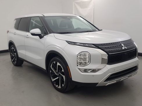 Used 2024 Mitsubishi Outlander SE image 2